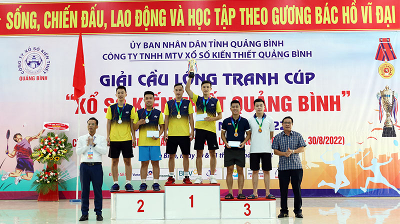 Ban Tổ chức Giải trao giải nhất, nhì, ba cho các vận động viên ở nội dung đôi nam, nữ từ 31 tuổi trở lên
