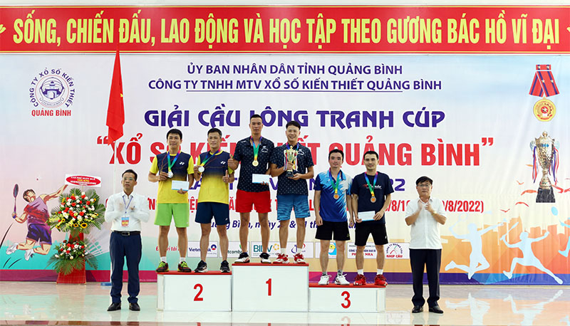 Ban Tổ chức Giải trao giải nhất, nhì, ba cho các vận động viên ở nội dung đôi nam, nữ từ 31 tuổi trở lên