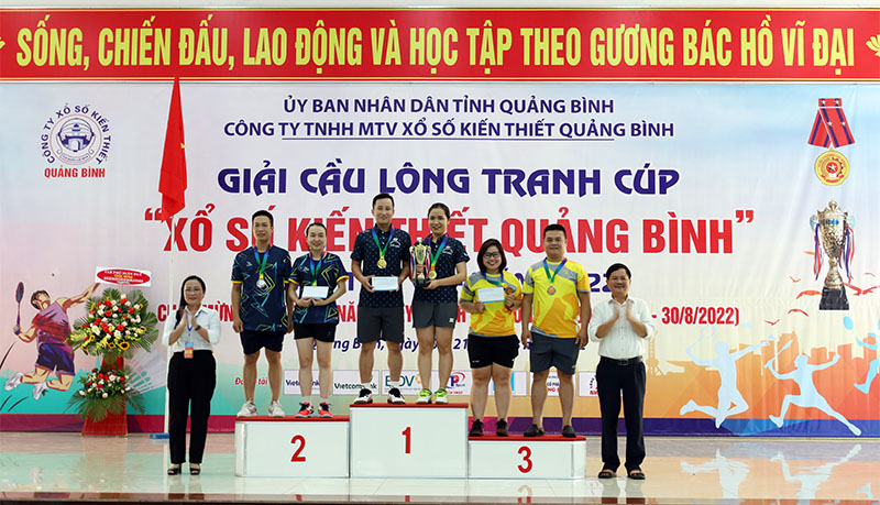 Ban Tổ chức Giải trao giải nhất, nhì, ba cho các vận động viên ở nội dung đôi nam, nữ từ 31 tuổi trở lên