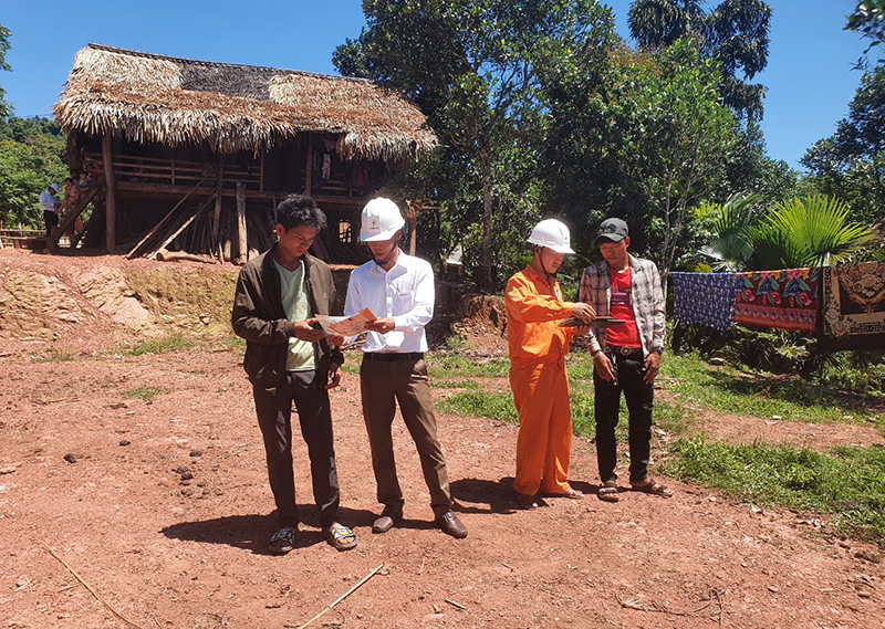 Đội đang tuyên truyền người dân sử dụng điện an toàn, tiết kiệm.