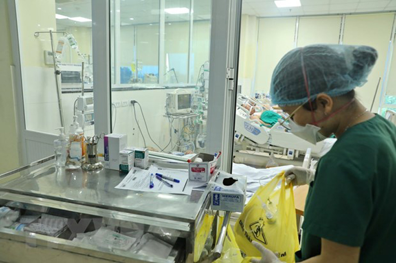 Điều trị cho bệnh nhân COVID-19 trong tình trạng nặng tại Khoa Hồi sức tích cực (Bệnh viện Bệnh Nhiệt đới Trung ương). (Ảnh: Minh Quyết/TTXVN)