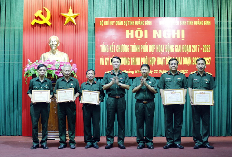 Khen thưởng các tập thể, cá nhân có thành tích xuất sắc trong thực hiện chương trình phối hợp hoạt động giai đoạn 2017-2022.