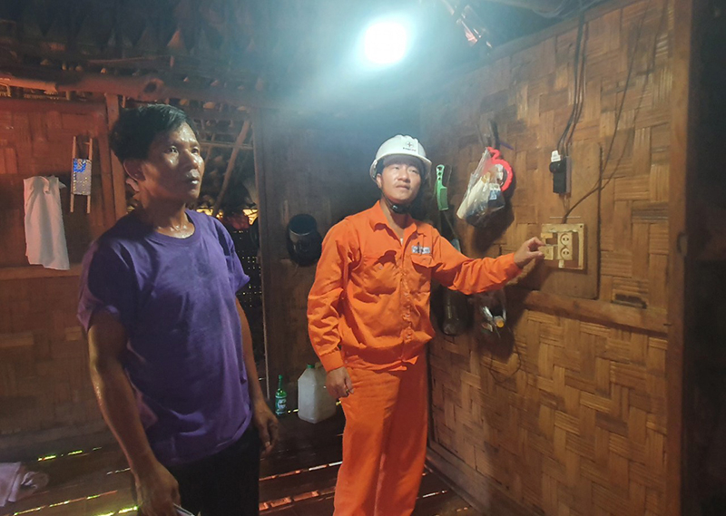 Điện lưới quốc gia đã về với xóm cũ, bản Ra Mai.