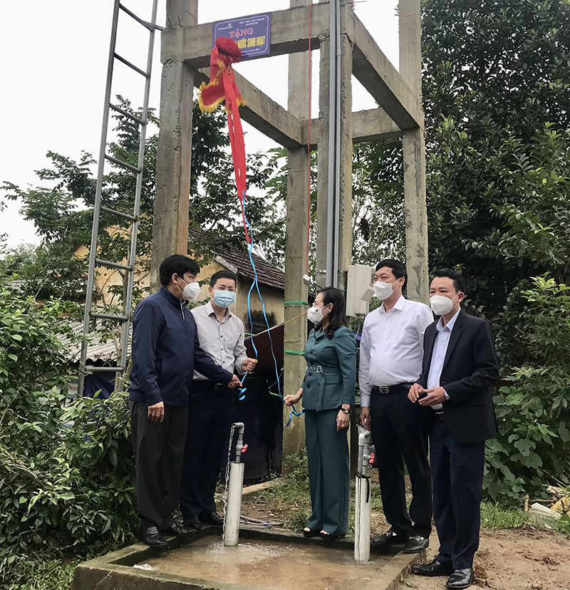 Lãnh đạo Ủy ban MTTQVN tỉnh và huyện Bố Trạch bàn giao, đưa vào sử dụng công trình nước sạch tại bản Khe Ngát, thị trấn Nông trường Việt Trung (Bố Trạch).