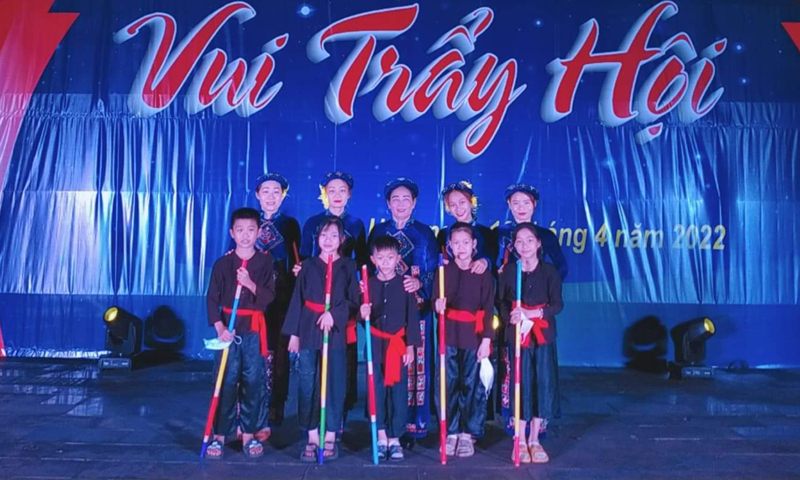 CLB tuyên truyền các ca khúc cách mạng của Đoàn xã Yên Hóa tham gia biểu diễn ở Hội Rằm tháng ba huyện Minh Hóa.