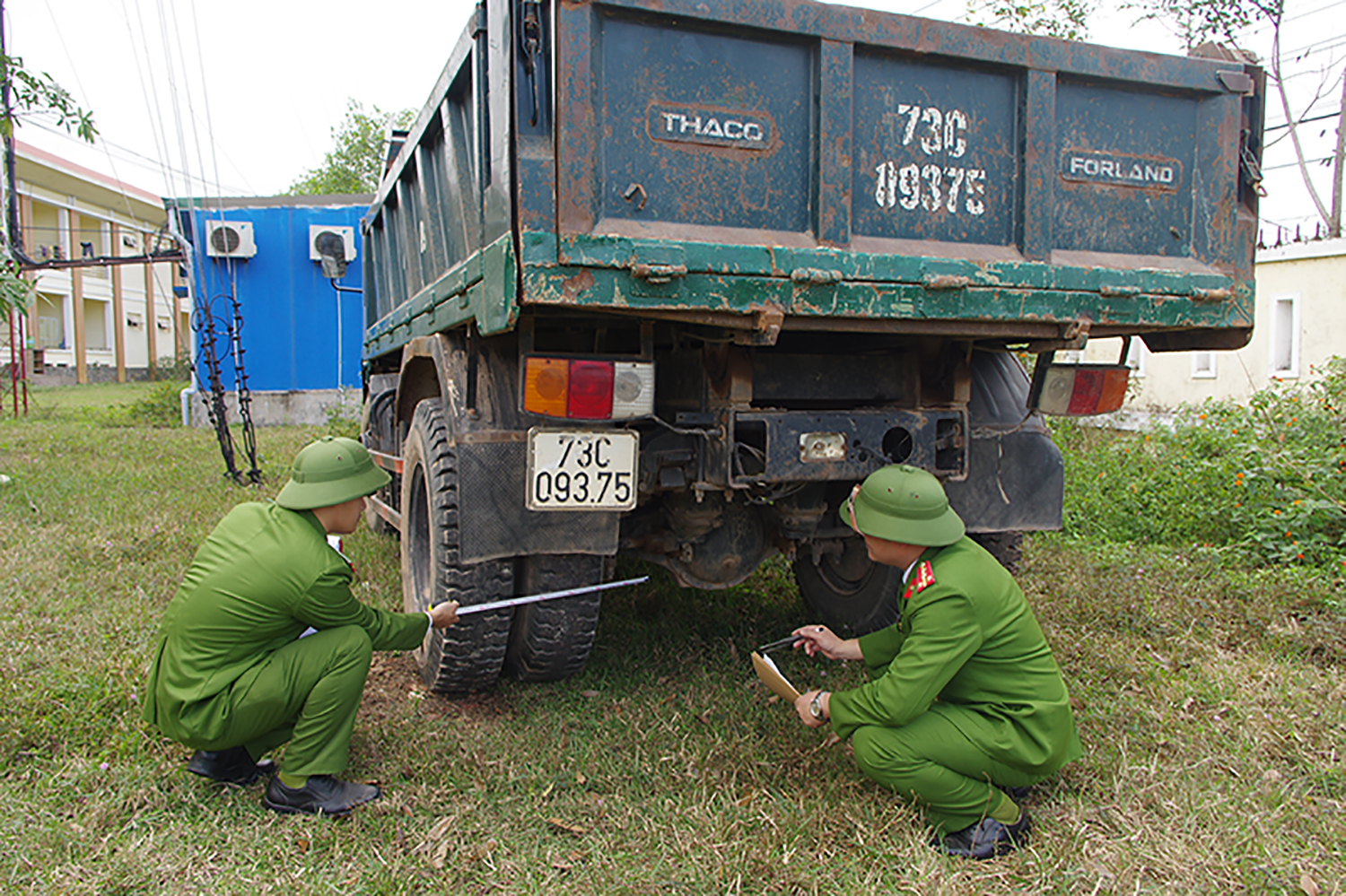 Giám định viên đang giám định dấu vết cơ học tai nạn giao thông
