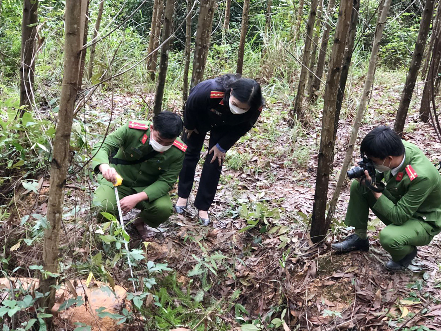 Cán bộ Phòng KTHS phối hợp cùng các đơn vị liên quan khám nghiệm hiện trường vụ vận chuyển vật liệu nổ