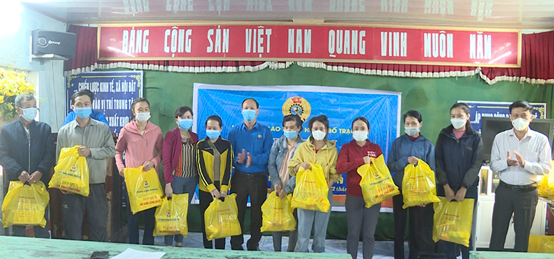 Lãnh đạo LĐLĐ huyện Bố Trạch trao quà hỗ trợ đoàn viên, người lao động có hoàn cảnh khó khăn trên địa bàn huyện.
