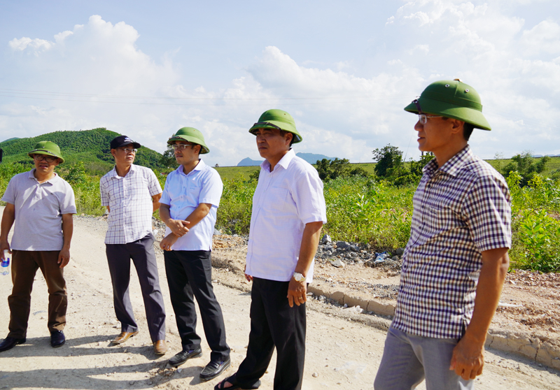 Đồng chí Phó Chủ tịch Thường trực UBND tỉnh Đoàn Ngọc Lâm kiểm tra tiến độ thực hiện Dự án công trình đường tránh sau khu du lịch núi Thần Đinh (xã Trường Xuân, huyện Quảng Ninh).