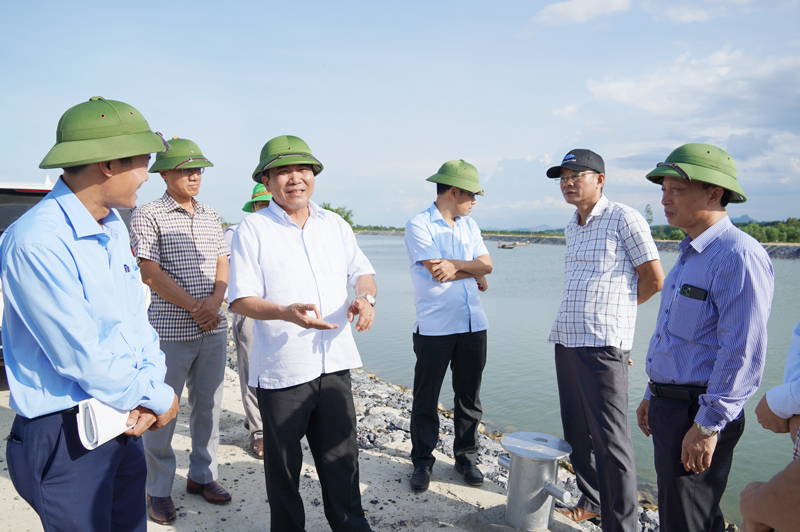 Đồng chí Phó Chủ tịch Thường trực UBND tỉnh Đoàn Ngọc Lâm kiểm tra tại khu neo đậu tránh trú bão Chợ Gộ (xã Vĩnh Ninh, huyện Quảng Ninh)