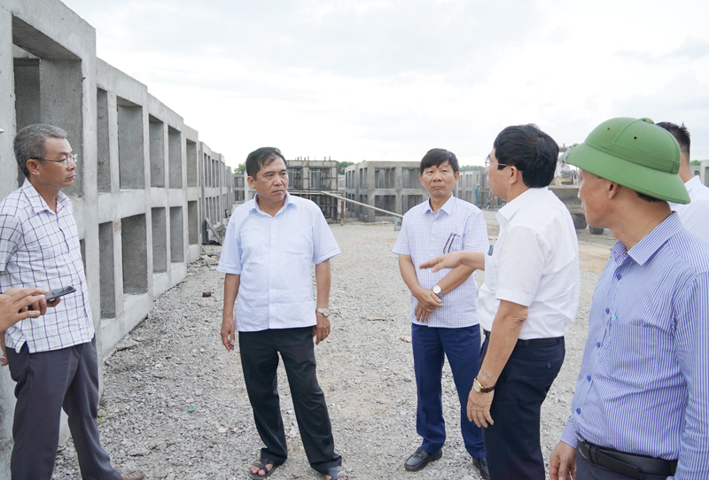 Đồng chí Phó Chủ tịch Thường trực UBND tỉnh Đoàn Ngọc Lâm kiểm tra tiến độ triển khai thực hiện Dự án phục hồi, tái tạo nguồn lợi thủy sản, tại xã Bắc Trạch (Bố Trạch) của các nhà thầu.