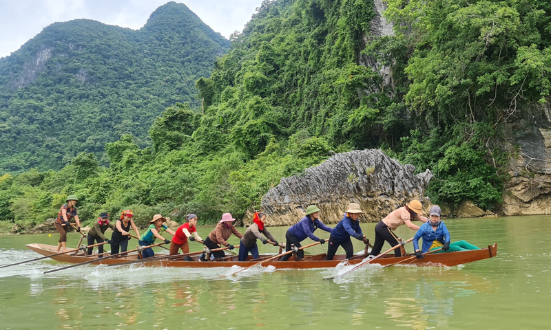 Thuyền đua nữ xã Trường Sơn tập luyện, sẵn sàng tham gia lễ hội.