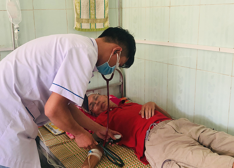 Ông Đinh Minh Ch. bị ong đốt phải nhập viện điều trị.