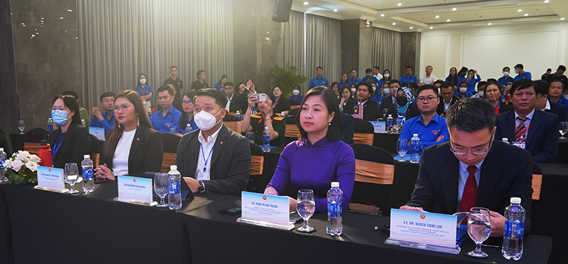 Các đại biểu tham dự lễ khai mạc.