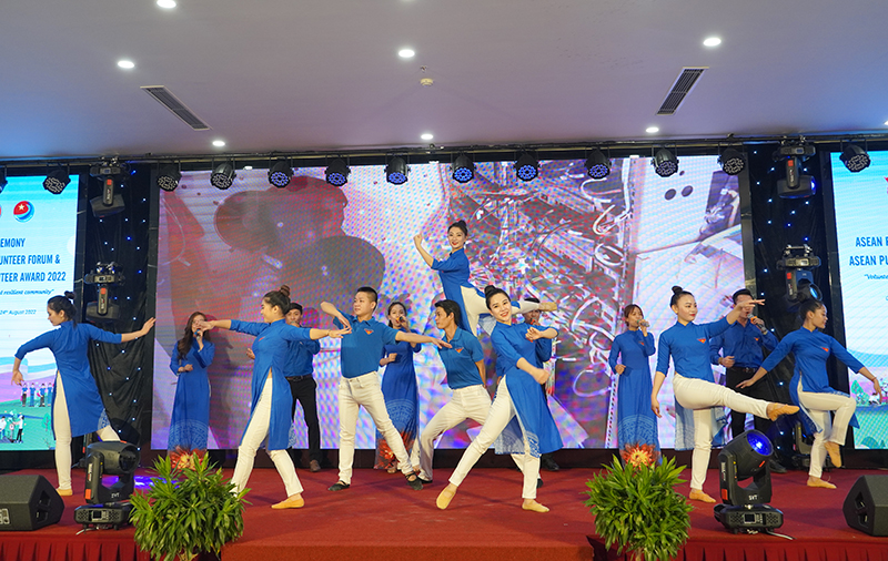 Các tiết mục văn nghệ chào mừng lễ khai mạc.