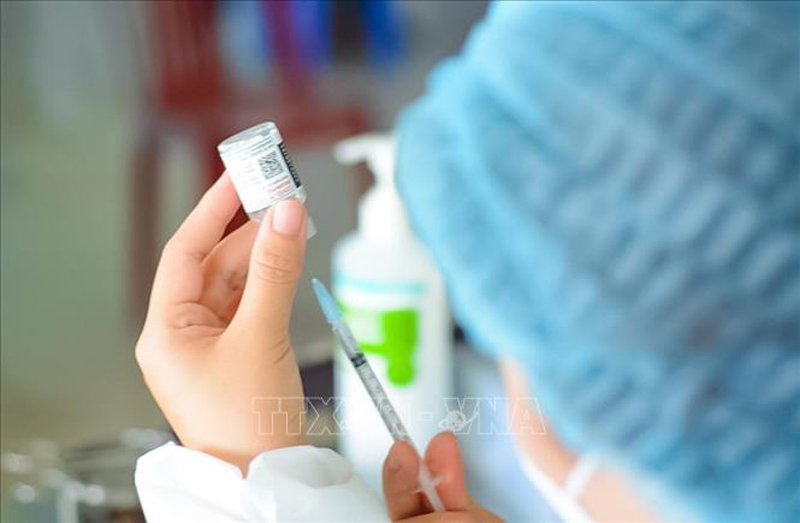 Chuẩn bị vaccine phòng COVID-19 để tiêm cho trẻ em. Ảnh: Văn Dũng/TTXVN
