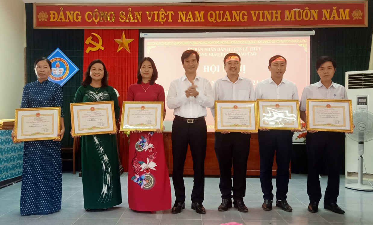 Đại diện lãnh đạo huyện Lệ Thủy trao tặng danh hiệu “Tập thể lao động xuất sắc” cho các đơn vị.