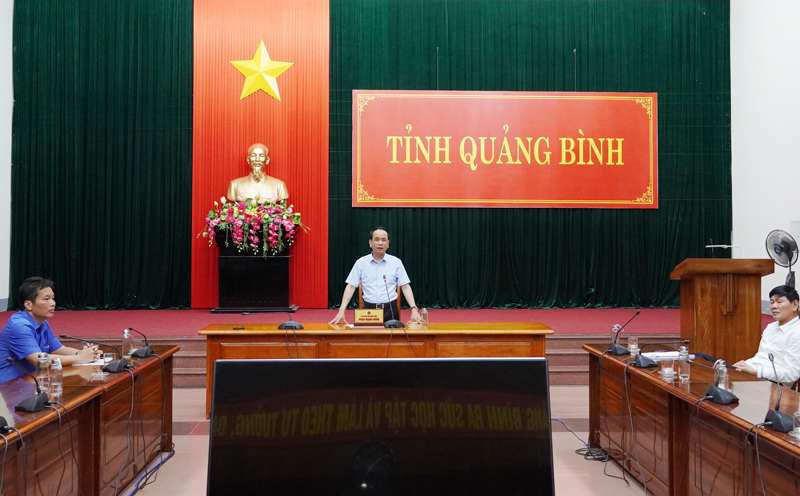 - Đồng chí Phó Chủ tịch UBND tỉnh Phan Mạnh Hùng phát biểu tại cuộc họp.