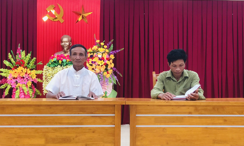 Anh Trương Đức Long (bên phải), Bí thư Chi bộ 4 Yên Thọ cùng các đảng viên trong chi bộ triển khai nhiệm vụ công tác tại địa phương.  