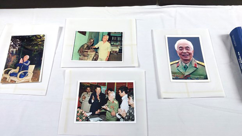 Một số bức ảnh được trao tặng. (Ảnh: Minh Thu/Vietnam+)