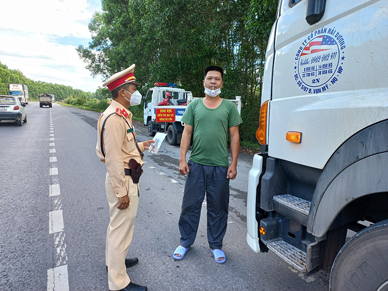 Lực lượng Cảnh sát giao thông tăng cường kiểm tra lái xe vi phạm nồng độ cồn, ma túy, tốc độ.