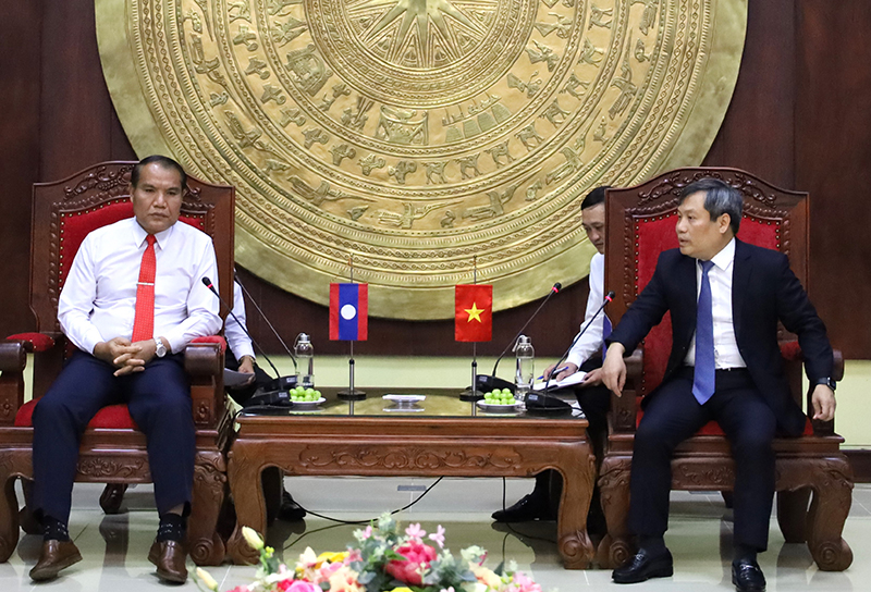  Đồng chí Bí thư Tỉnh ủy Vũ Đại Thắng bày tỏ sự vui mừng khi được đón tiếp đoàn cán bộ Ban Tổ chức tỉnh Khăm Muộn thăm, làm việc tại Quảng Bình.