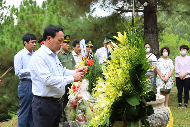 Đồng chí Phó Bí thư Thường trực Tỉnh ủy Trần Hải Châu dâng hương phần mộ Đại tướng Võ Nguyên Giáp. 