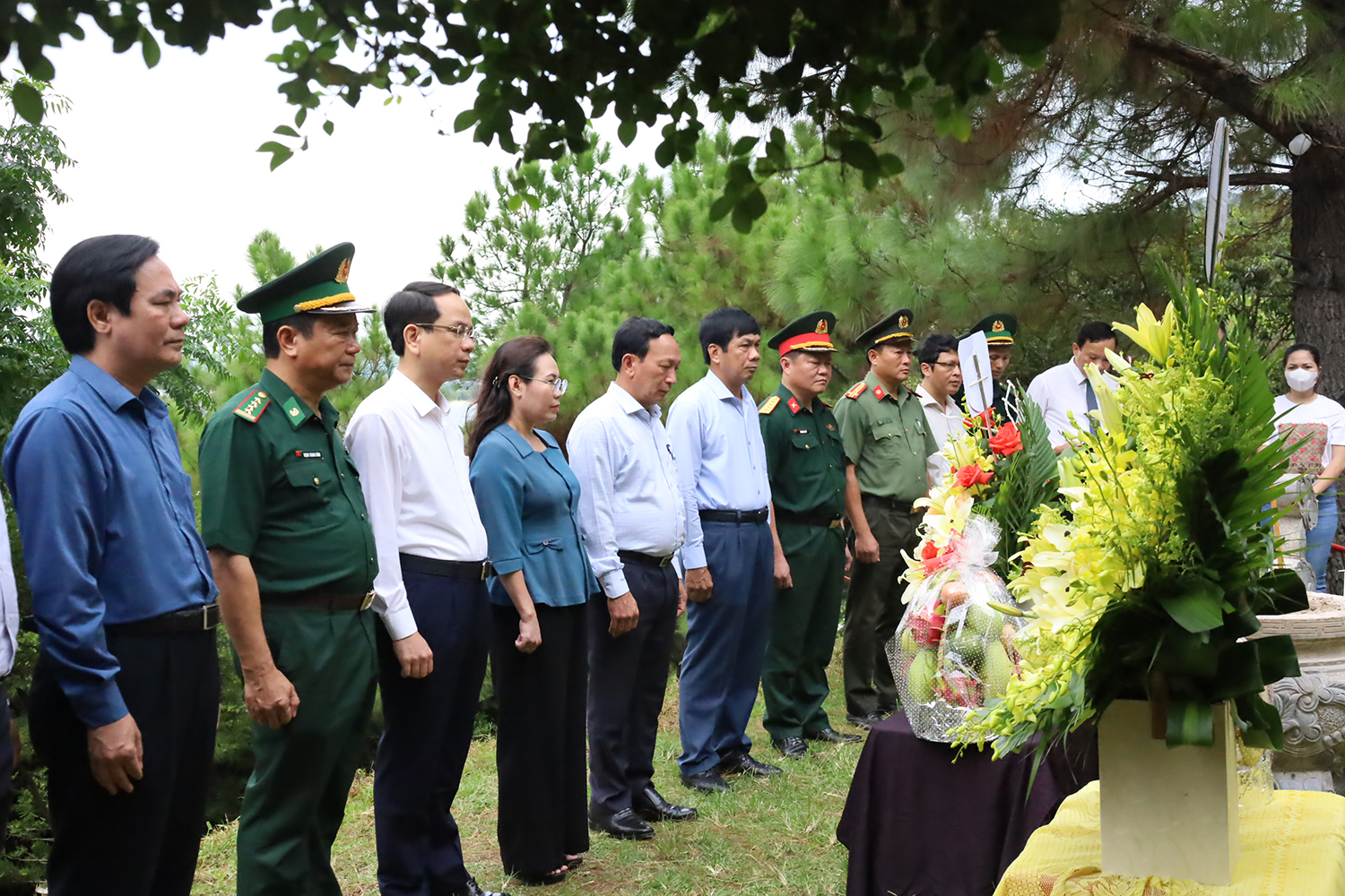 Các đồng chí lãnh đạo tỉnh thành kính dâng hương trước phần mộ Đại tướng Võ Nguyên Giáp.