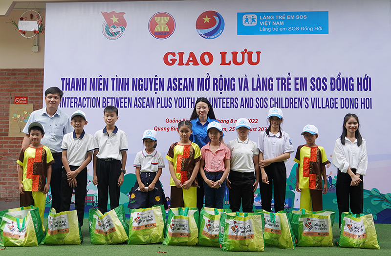 Đại diện lãnh đạo Tỉnh đoàn và Lành  trẻ em SOS Đồng Hới  trao túi quà an sinh cho các em nhỏ ở Làng trẻ em SOS Đồng Hới.