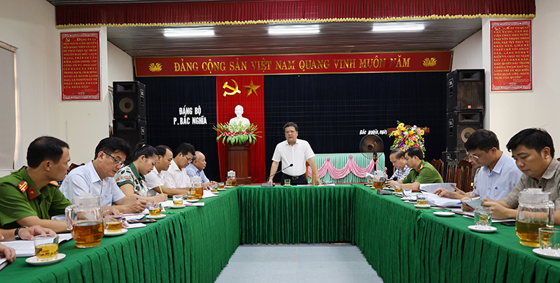 Đồng chí Bí thư Thành ủy Đồng Hới Trần Phong kết luận tại buổi làm việc.