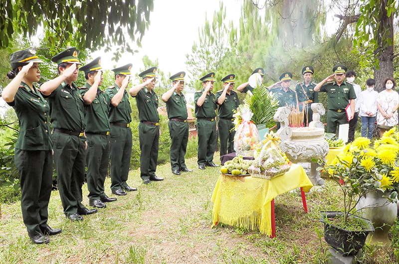 Đoàn công tác của Đảng ủy, Bộ Chỉ huy Bộ đội Biên phòng Quảng Bình dâng hương viếng mộ Đại tướng nhân kỷ niệm 77 năm Cách mạng tháng Tám và Quốc khánh 2/9, 111 năm Ngày sinh của Đại tướng Võ Nguyên Giáp.