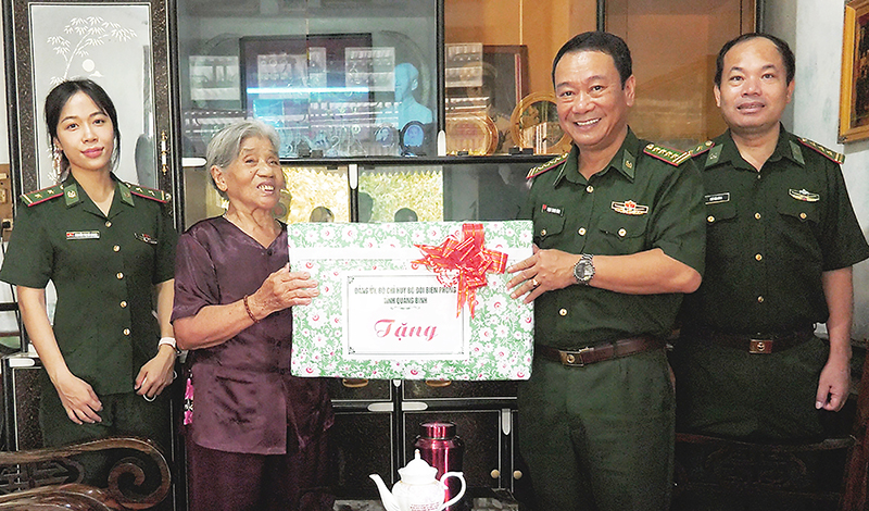 Đại tá Trịnh Thanh Bình, Chỉ huy trưởng Bộ đội Biên phòng Quảng Bình trao quà cho gia đình đại tá Phạm Bá Hạt, nguyên Chỉ huy trưởng Bộ đội Biên phòng tỉnh Quảng Bình.