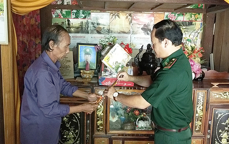 Đoàn công tác trao quà cho thân nhân và thắp hương liệt sỹ Nguyễn Văn Thọ, thuộc BĐBP Tây Ninh trên địa bàn biên giới xã Trường Sơn, huyện Quảng Ninh.