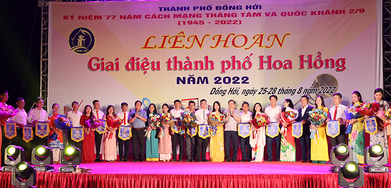 Ban Tổ chức trao cờ lưu niệm cho các đội tham gia liên hoan “Giai điệu thành phố Hoa Hồng” năm 2022.