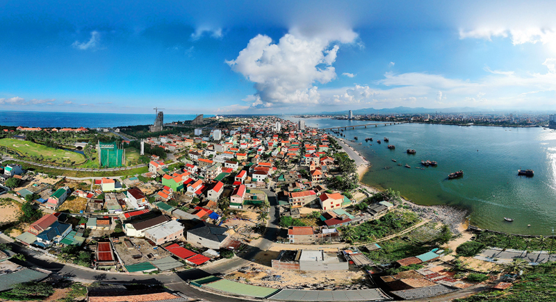 Đôi bờ sông Nhật Lệ, ảnh Nguyễn Xuân Tư