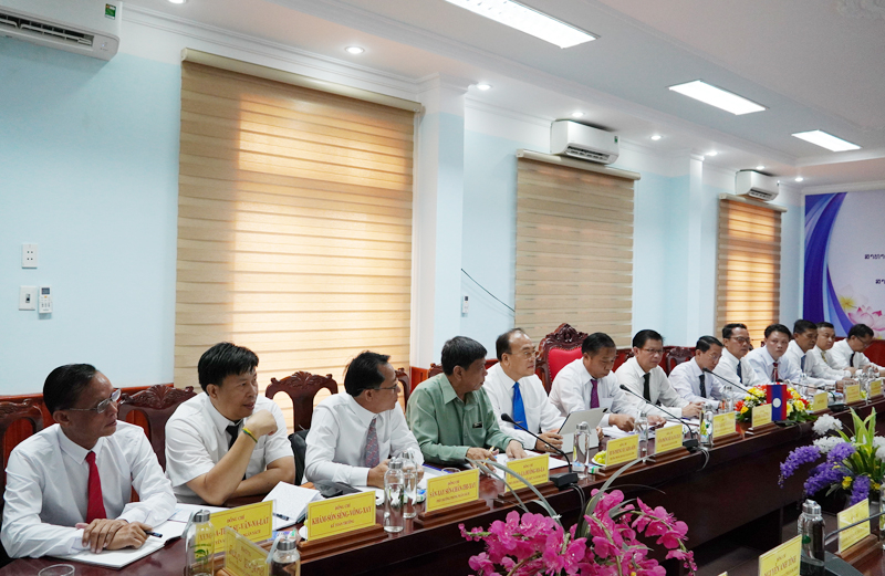 Đoàn đại biểu Sở Tài chính tỉnh Khăm Muộn.