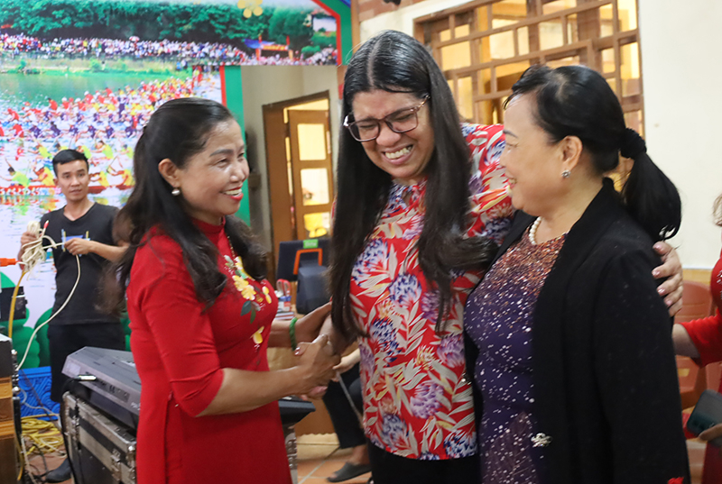Bà Đại sứ đặc mệnh toàn quyền Cộng hòa Bolivar Venezuela Tatiana Pugh Moreno cùng các nghệ nhân hò khoan Lệ Thủy. 