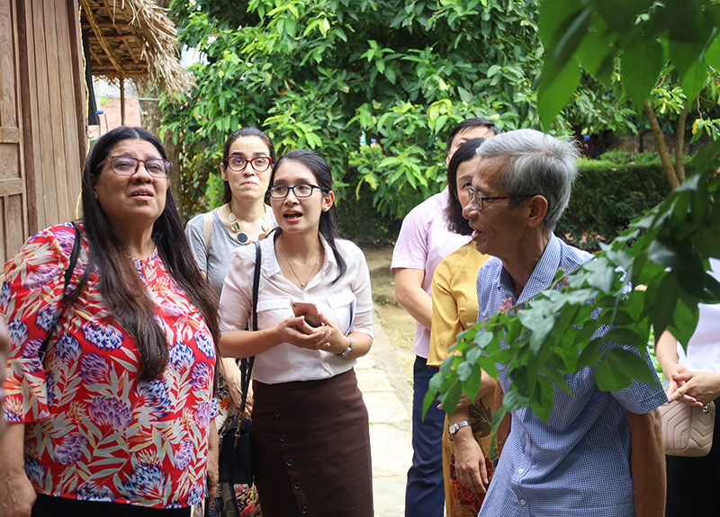 Nghe ông Võ Đại Hàm giới thiệu về Nhà lưu niệm Đại tướng Võ Nguyên Giáp.