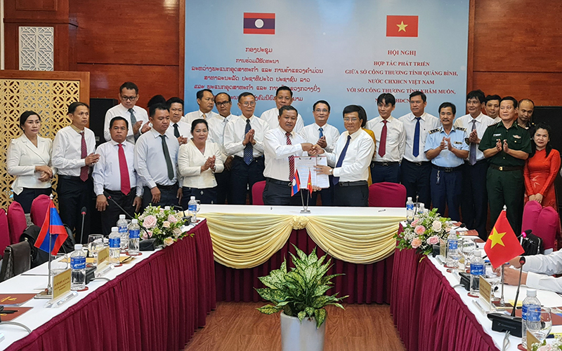 Lãnh đạo Sở Công thương Quảng Bình và Sở Công thương Khăm Muộn ký kết biên bản ghi nhớ hợp tác phát triển thương mại biên giới.