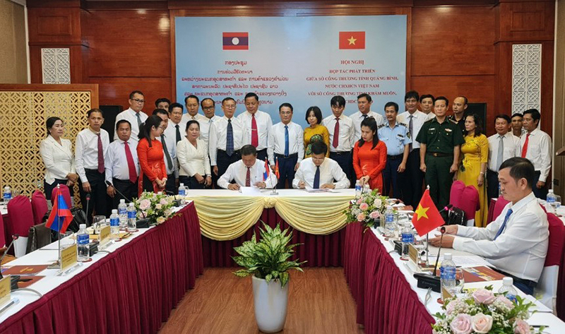Lãnh đạo Sở Tài chính tỉnh Quảng Bình và tỉnh Khăm Muộn ký kết biên bản ghi nhớ.
