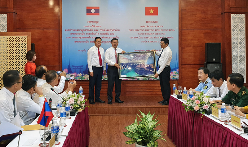 Lãnh đạo Sở Công thương tỉnh Khăm Muộn tặng quà lưu niệm Sở Công thương tỉnh Quảng Bình.