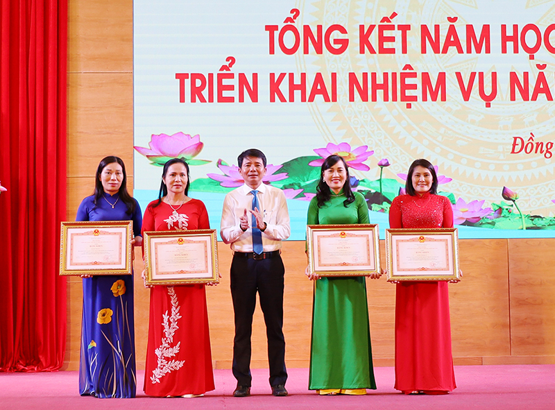 Chủ tịch UBND TP. Đồng Hới Hoàng Ngọc Đan trao bằng khen của Thủ tướng Chính phủ cho các cá nhân có thành tích xuất sắc trong công tác.