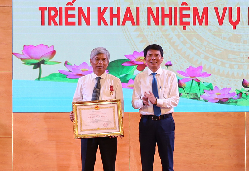Một cá nhân của Phòng Giáo dục Đồng Hới được nhân Huân chương Lao động hạng ba.