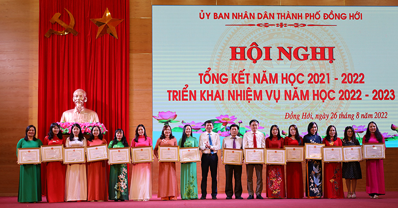 Lãnh đạo UBND TP. Đồng Hới trao bằng khen của Chủ tịch UBND tỉnh cho các tập thể Lao động xuất sắc.