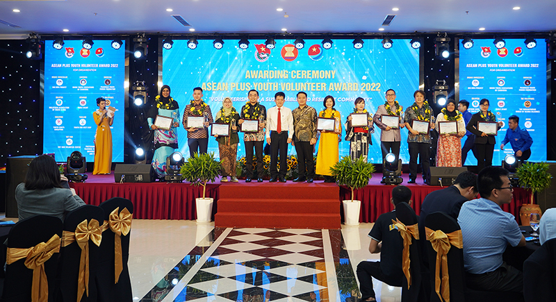 Đồng chí Lê Văn Bảo, Trưởng ban Dân vận Tỉnh ủy và đại diện Ban Thư ký ASEAN trao giải cho các tổ chức.