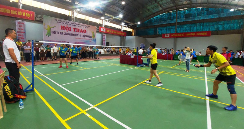 Các vận động viên tranh tài ở nội dung cầu lông đôi nam nữ.