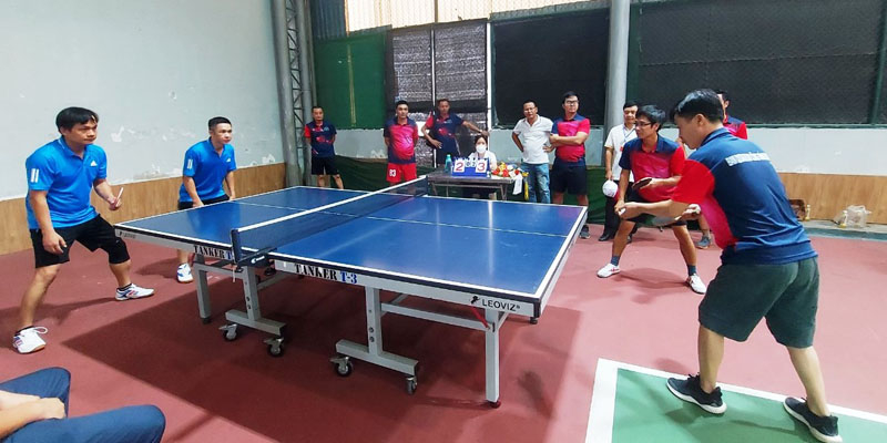  Các vận động viên tranh tài ở nội dung bóng bàn đôi nam.