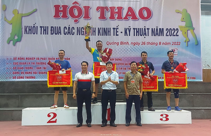 Ban tổ chức trao giải nhất, nhì, ba toàn đoàn cho các đơn vị