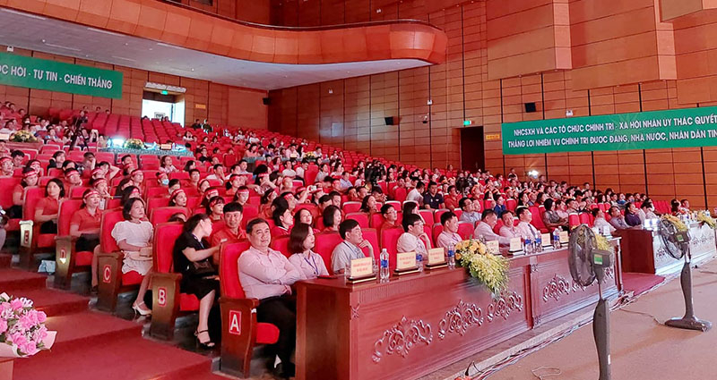 Đông đảo khán giả đến cổ vũ các đội thi