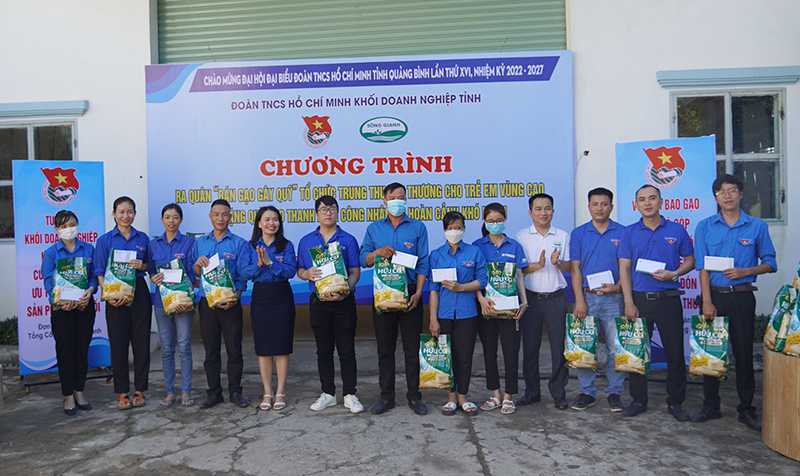 Đại diện lãnh đạo Tổng Công ty Sông Gianh và Đoàn khối Doanh nghiệp tỉnh tặng quà cho các đoàn viên có hoàn cảnh khó khăn.